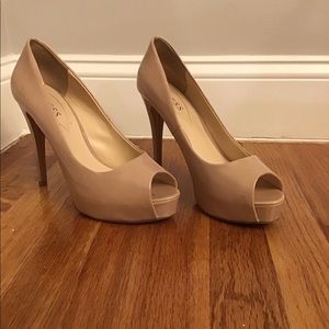 GUESS NUDE/Cream/beige, Peep Toe, size 9